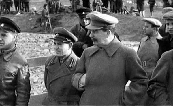 Sztálin személyesen ellenőrzi a Gulágon folyó munkát (forrás: internet)
