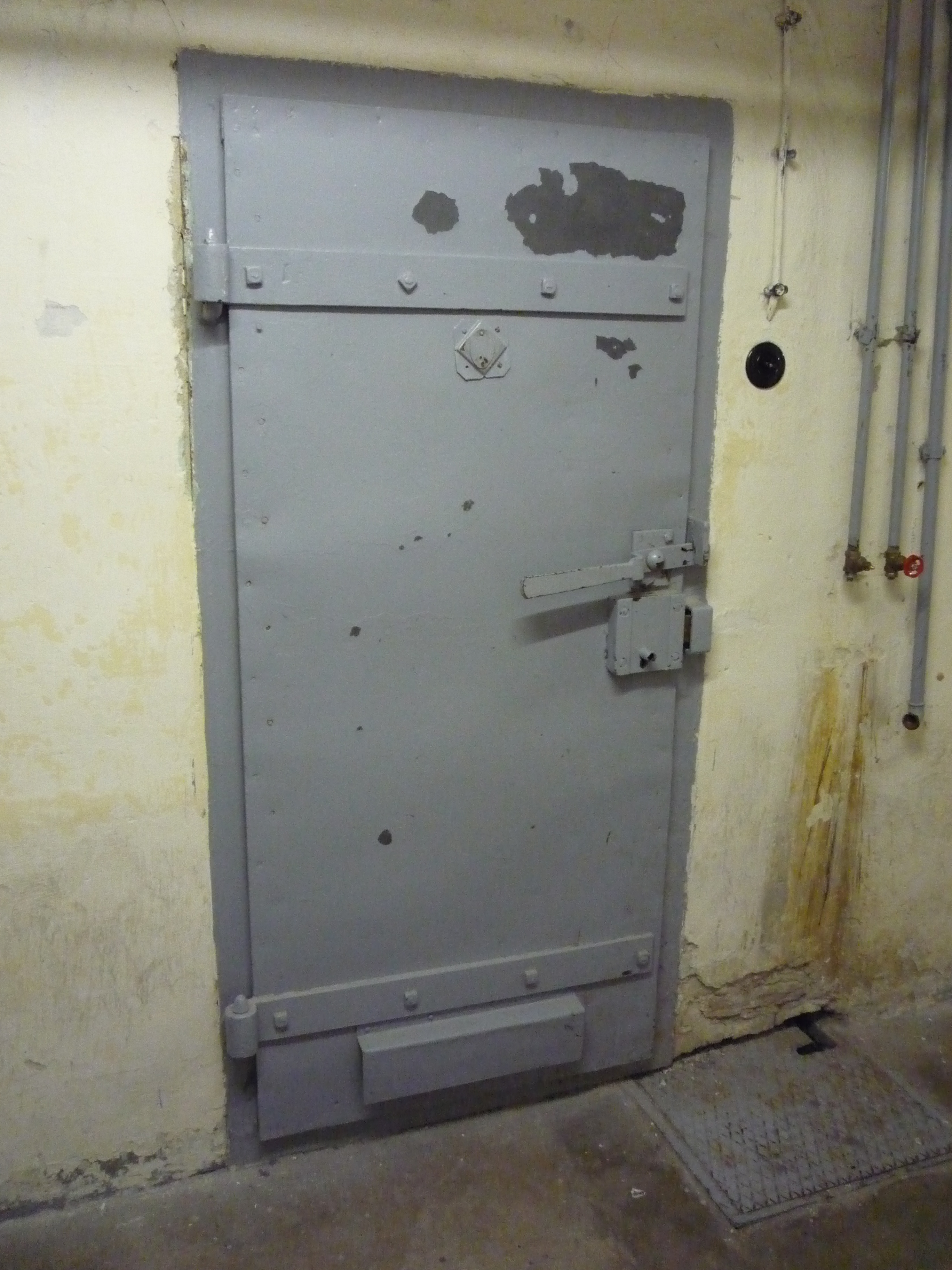 Cellaajtó a Stasi egyik börtönében (Dr. Slachta Krisztina gyűjtése)
